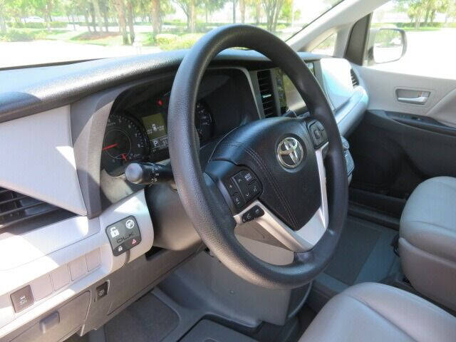 2016 Toyota Sienna LE Mobility 7-Passenger