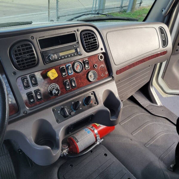 2017 Freightliner Business class M2