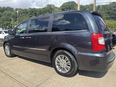 2014 Chrysler Town and Country Touring-L