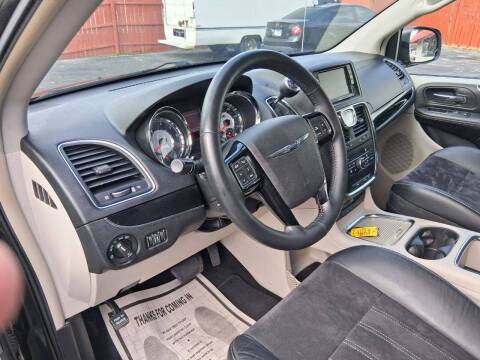 2014 Chrysler Town and Country Touring-L