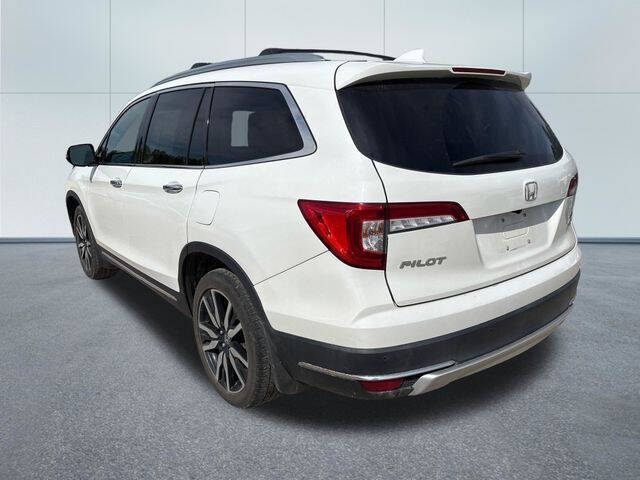 2021 Honda Pilot Touring w/Rear Captain's Chairs