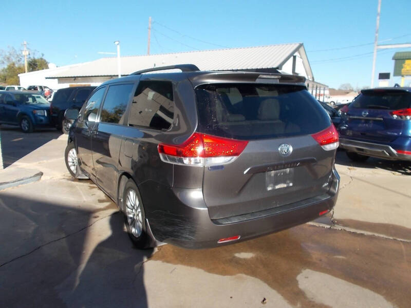 2011 Toyota Sienna XLE 7-Passenger Auto Access Seat