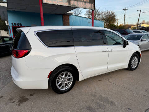 2022 Chrysler Voyager LX