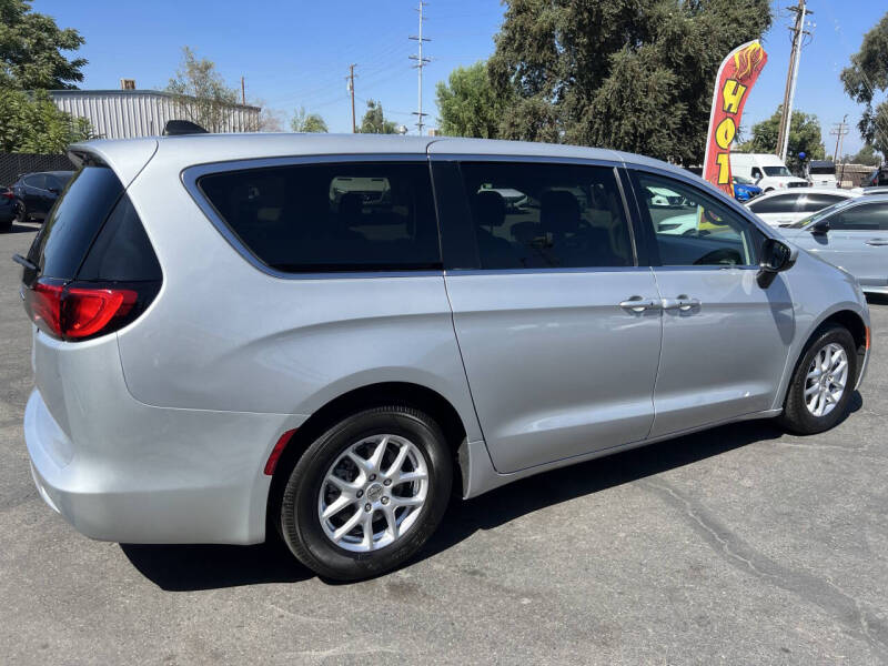 2023 Chrysler Voyager LX