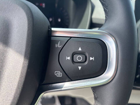 2023 Volvo XC40 B5 Ultimate Dark Theme