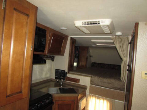 2013 Lance 1050S