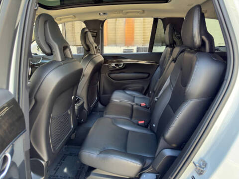 2017 Volvo XC90 T6 Momentum