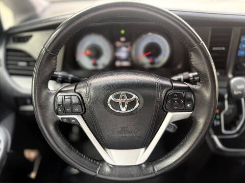 2017 Toyota Sienna SE Premium 8-Passenger