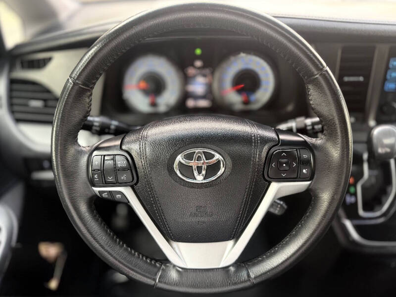 2017 Toyota Sienna SE Premium 8-Passenger