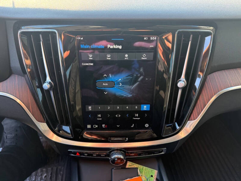 2024 Volvo S60 B5 Plus Dark Theme