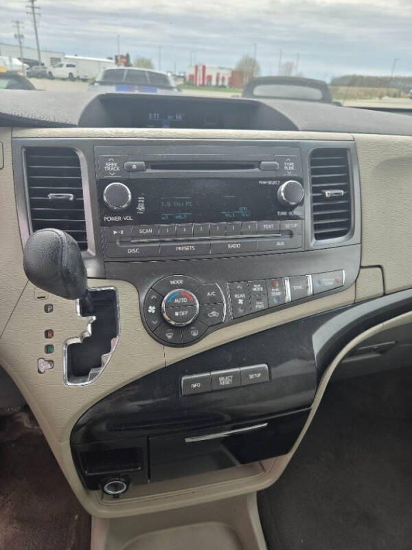 2013 Toyota Sienna LE 7-Passenger