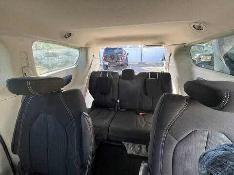 2022 Chrysler Voyager LX