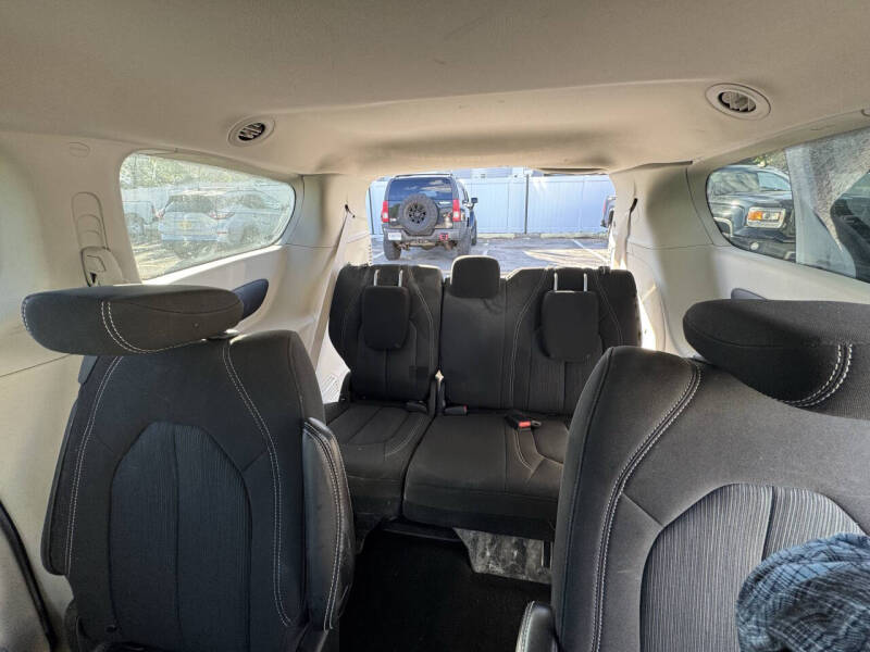 2022 Chrysler Voyager LX