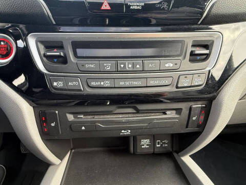 2019 Honda Pilot Touring w/Rear Captain's Chairs
