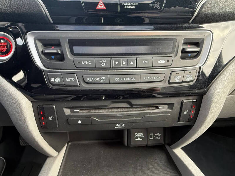 2019 Honda Pilot Touring w/Rear Captain's Chairs