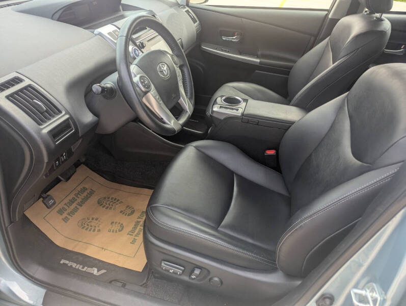 2017 Toyota Prius v Four