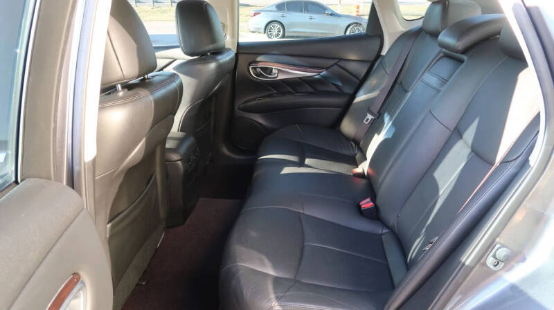 2017 Infiniti Q70 3.7