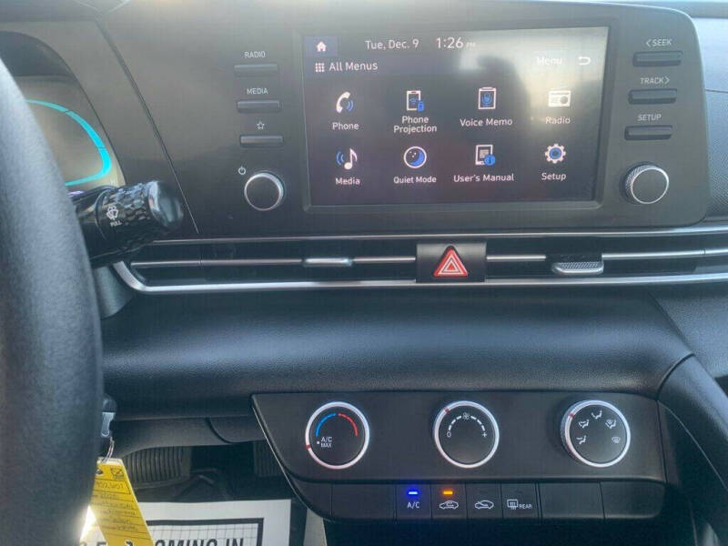 2025 Hyundai Elantra SE