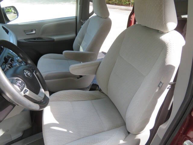 2020 Toyota Sienna LE Mobility 7-Passenger