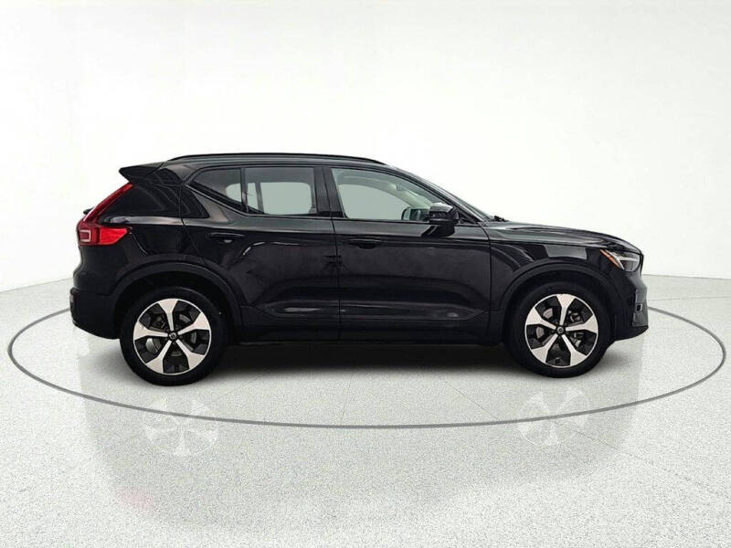 2023 Volvo XC40 B5 Plus Dark Theme