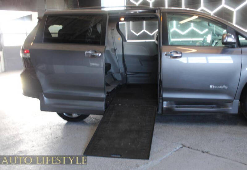 2013 Toyota Sienna SE 8-Passenger