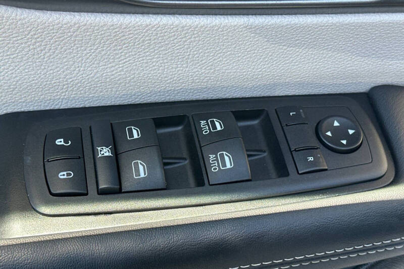 2024 Chrysler Pacifica Plug-In Hybrid Select