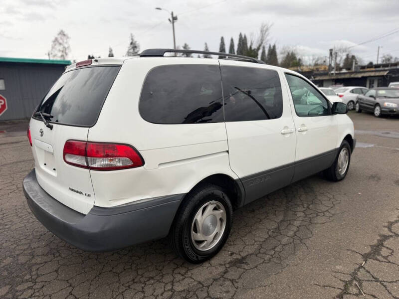 2001 Toyota Sienna LE