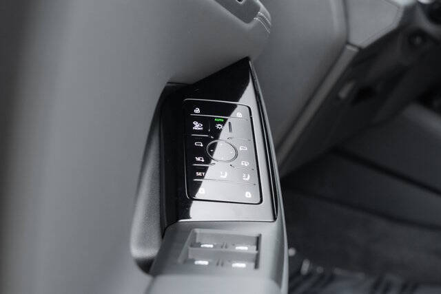 2025 Audi Q6 e-tron quattro Premium Plus