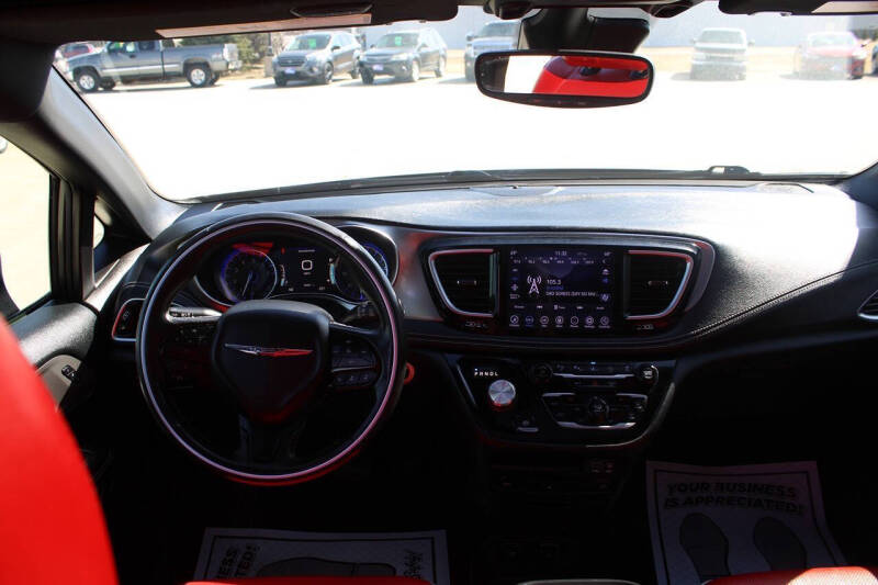 2020 Chrysler Pacifica Limited Red S