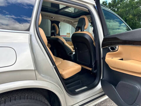 2016 Volvo XC90 T6 Momentum