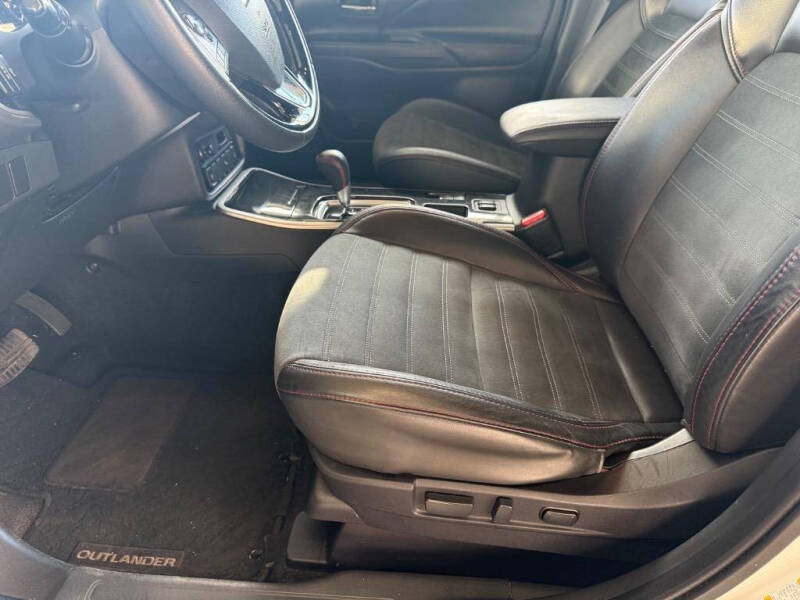 2020 Mitsubishi Outlander LE