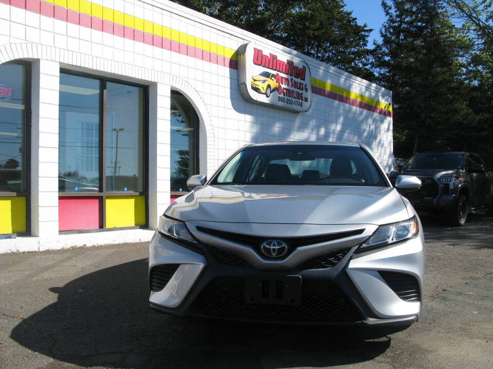 2018 Toyota Camry SE's photo