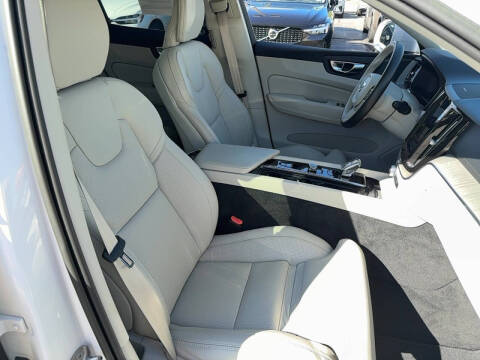 2023 Volvo XC60 B5 Ultimate Bright Theme