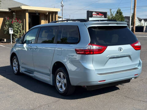 2017 Toyota Sienna LE Mobility 7-Passenger
