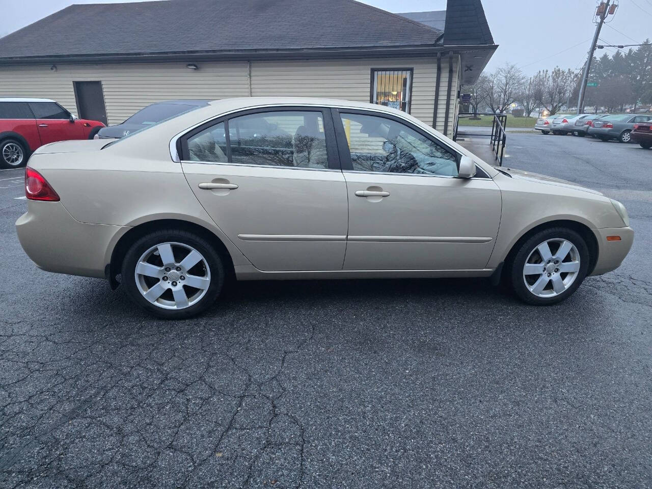 2007 Kia Optima for sale at QUEENSGATE AUTO SALES in York, PA