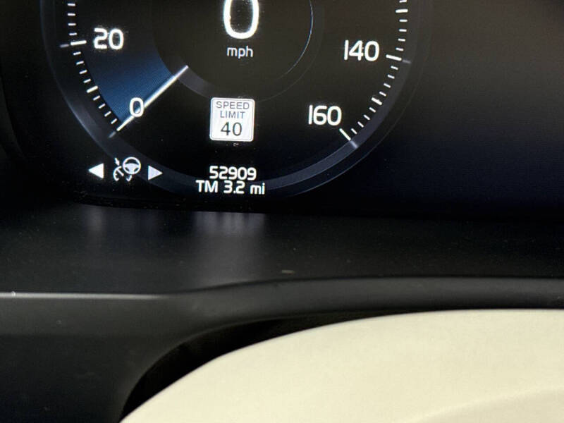 2017 Volvo XC90 T6 Momentum