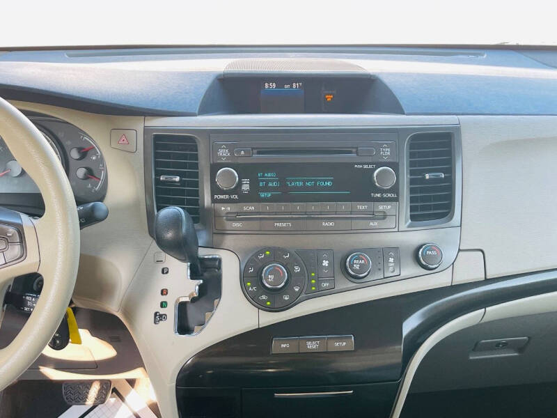 2011 Toyota Sienna LE 7-Passenger Auto Access Seat