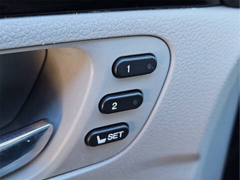 2022 Honda Pilot Touring w/Rear Captain's Chairs