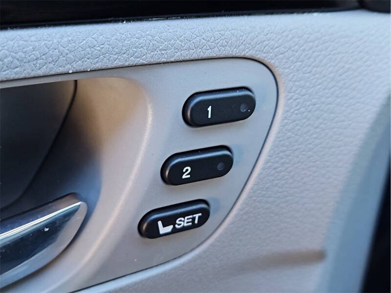 2022 Honda Pilot Touring w/Rear Captain's Chairs