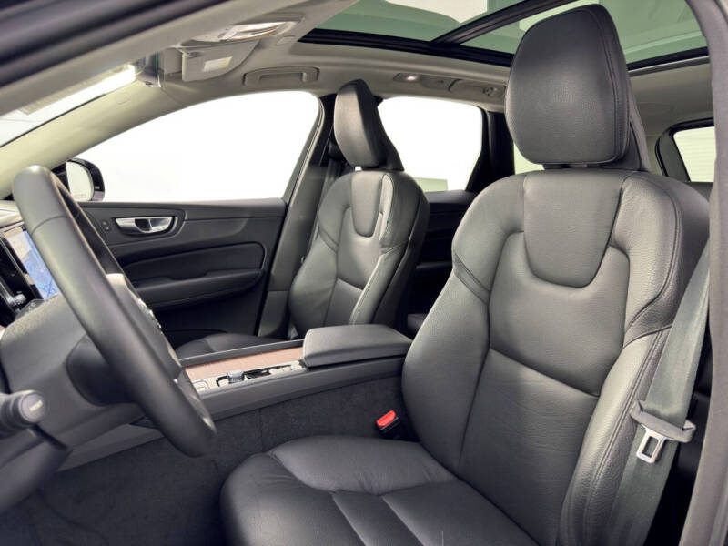 2024 Volvo XC60 B5 Plus Dark Theme