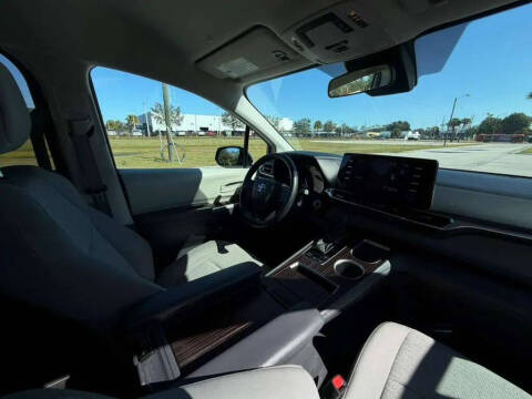 2024 Toyota Sienna LE 8-Passenger