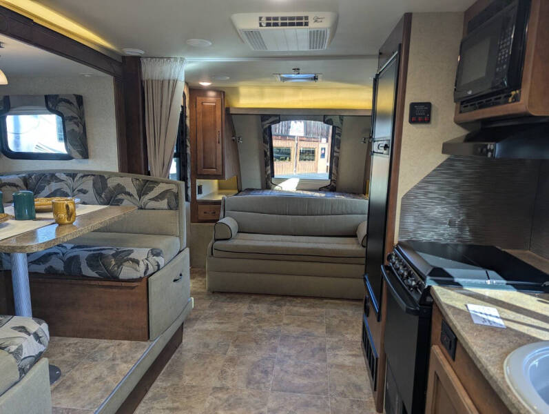 2015 Lance 1995 / 23ft