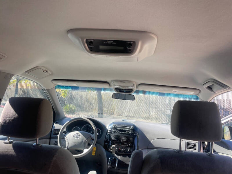 2005 Toyota Sienna LE 7 Passenger