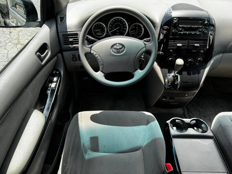 2005 Toyota Sienna LE 7 Passenger