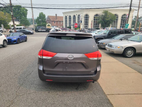 2011 Toyota Sienna XLE 7-Passenger Auto Access Seat