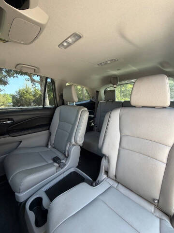 2021 Honda Pilot Touring w/Rear Captain's Chairs