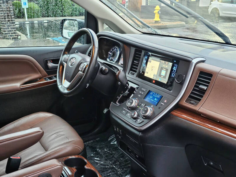 2017 Toyota Sienna Limited Premium 7-Passenger