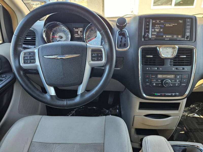 2014 Chrysler Town and Country Touring-L