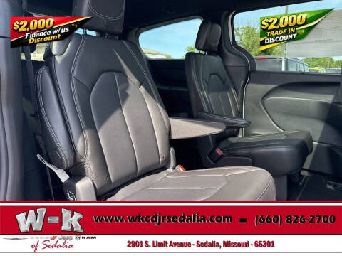 2027 Chrysler Pacifica Select