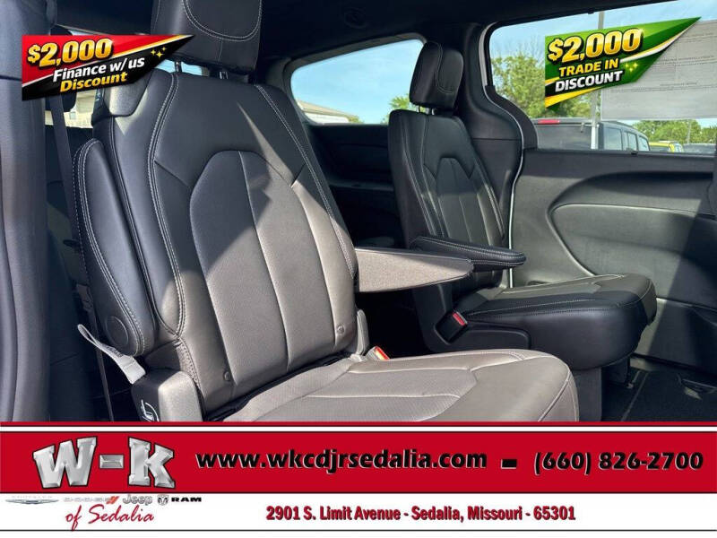 2027 Chrysler Pacifica Select